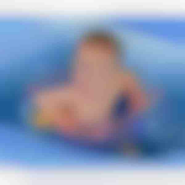 Uma tenda para crianças com protecção UV e uma piscina