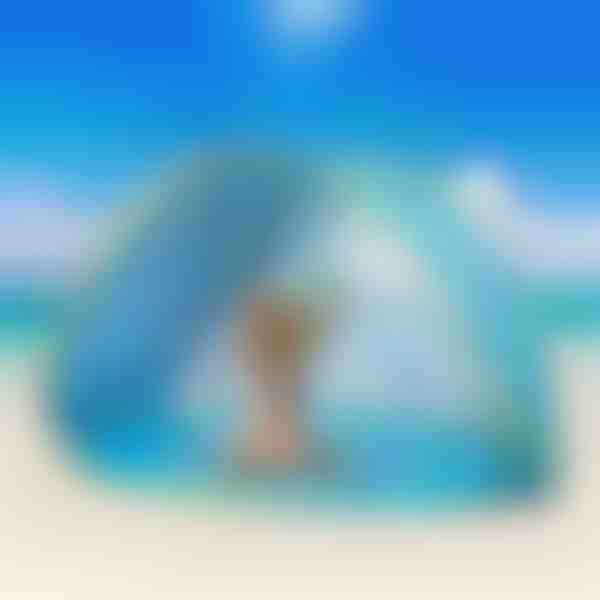 Uma tenda para crianças com protecção UV e uma piscina