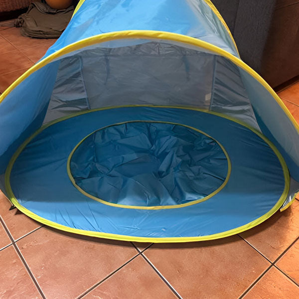 Uma tenda para crianças com protecção UV e uma piscina