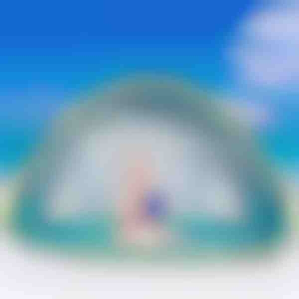 Uma tenda para crianças com protecção UV e uma piscina